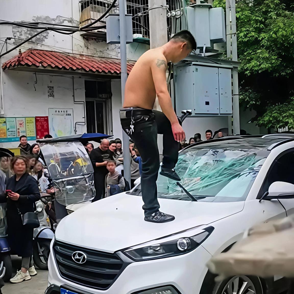 四川阆中33岁砸车的那个事儿，我又去查了一下，一查气得拍断大腿，他有一个比砸