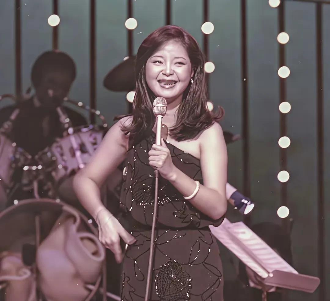 邓丽君早年老照片，看着挺朴素的美丽，虽然说是黑白照片，看着皮肤还是有点黑。