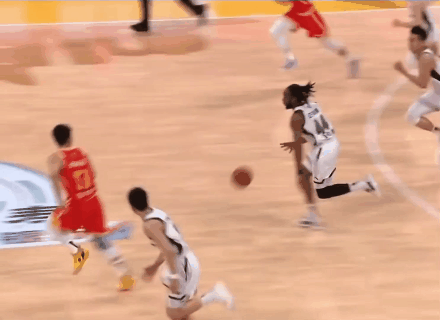 CBA裁判真的辛苦了！跑的比球员快，辽篮球员快攻，广厦孙铭徽球是一点没碰到，全打