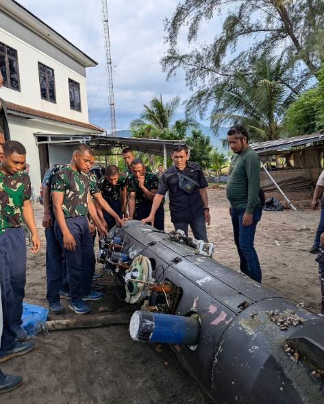 印尼媒体报道称，该国渔民在龙目海峡附近打捞了一个无人水下潜航器，上面印有中船重工