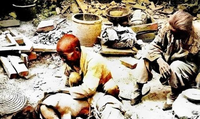 1940年，老两口看着如花似玉的女儿惨遭日军毒手，伤心欲绝。此时，扫荡的日军已经