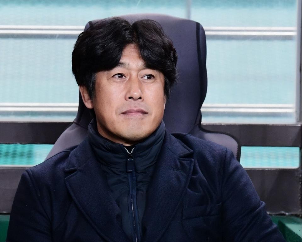 徐正源，成都球迷难说再见！昨天，徐正源回成都拿行李，无数的成都蓉城球迷到机场给