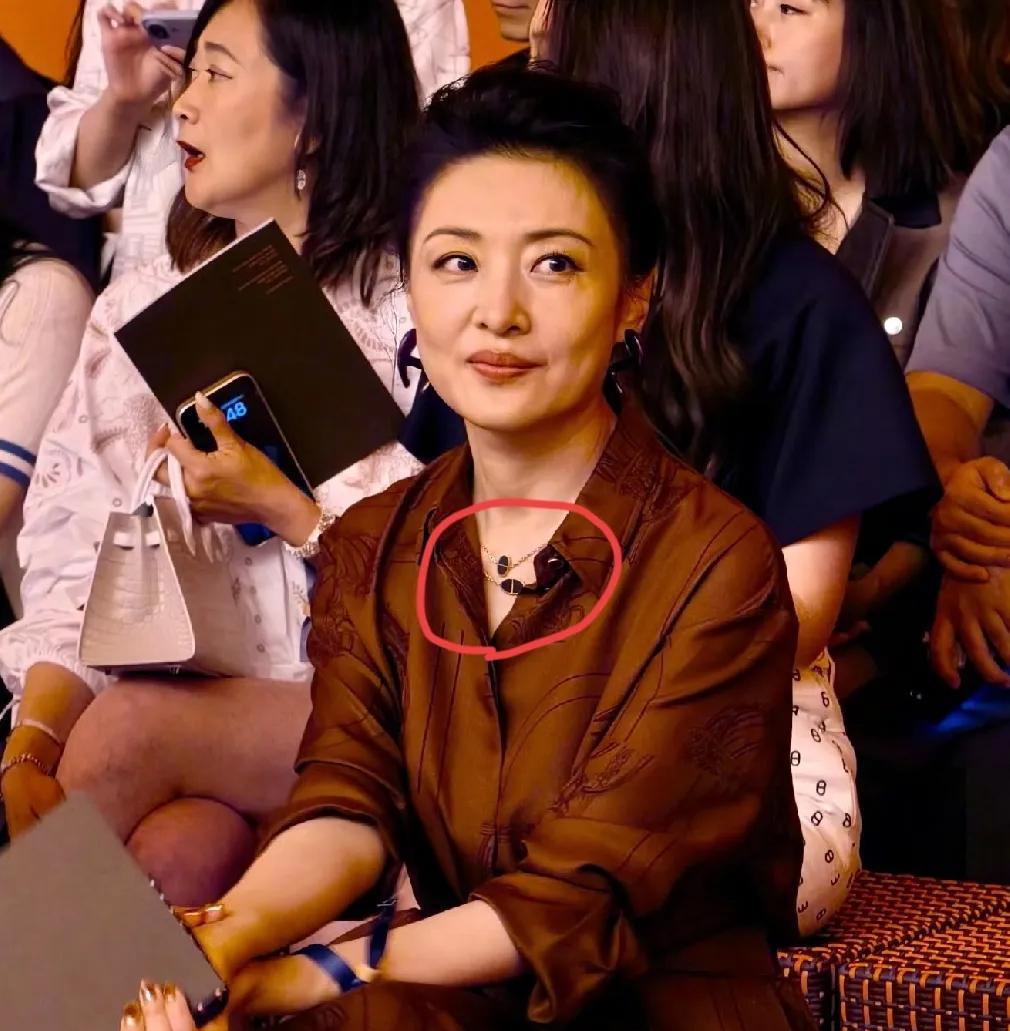 认出照片中的人是谁了吗？没错！就是前央视一姐，多年春晚的台柱子，周涛。周涛今