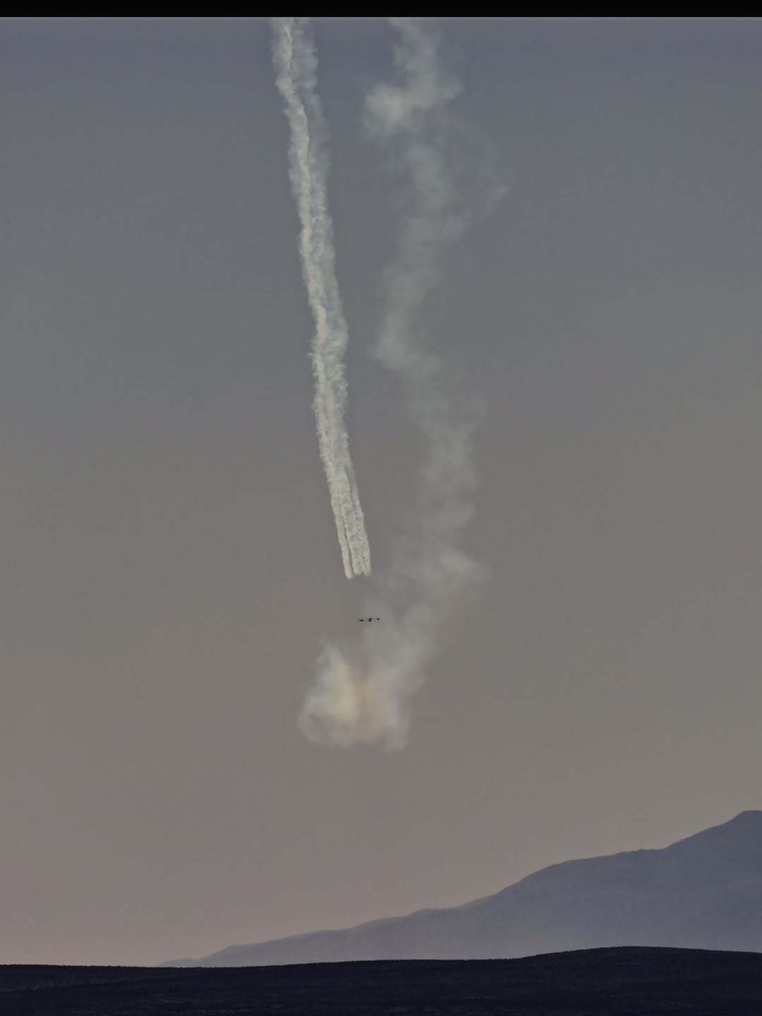 昨天一名CALLSIGN杂志的航空记者拍到的坠毁的美国空军“雷鸟”飞行表演队F