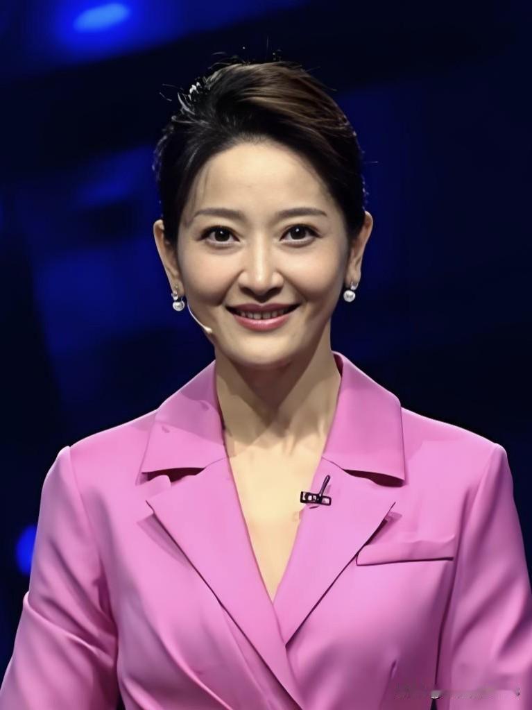 王音琪，央视新生代主持人，端庄大气、知性优雅。镜头前从容自信，以专业素养传递时代