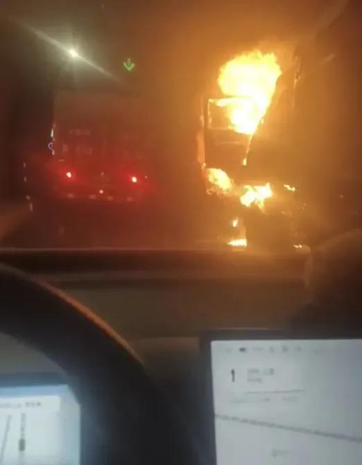 “妈，我可能出不去了……”这通电话，是一个25岁小伙在毒烟隧道里留给世界最后的牵