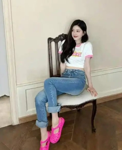 赵露思的私服穿搭还挺清爽接地气！