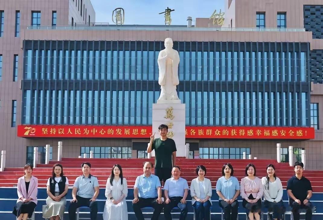 这不是段子，是真的。喀什大学外国语学院，2026届毕业照，只有杜月龙一个学生站