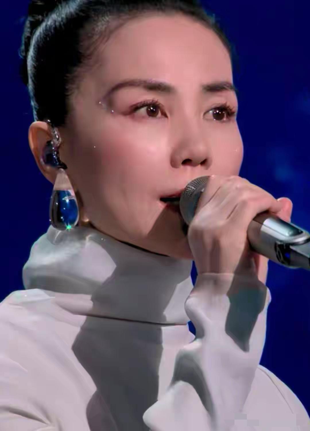 你敢信？王菲春晚这对“银河眉”，居然把全网吵翻了天！没人纠结她唱的小众新歌，