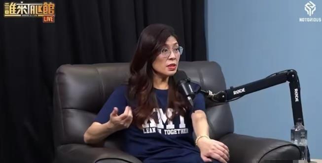 郑丽文9日晚接受馆长专访，狐狸尾巴终于藏不住了！在采访中，馆长问她道：“统一