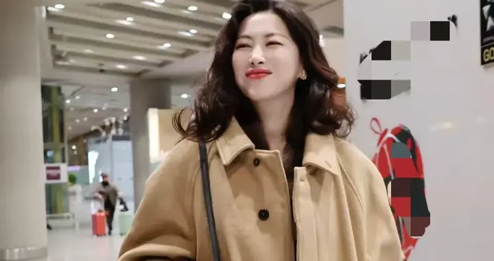 朱珠中年穿搭显贵秘诀!卡其大衣+皮草阔腿裤,优雅贵气拿捏住