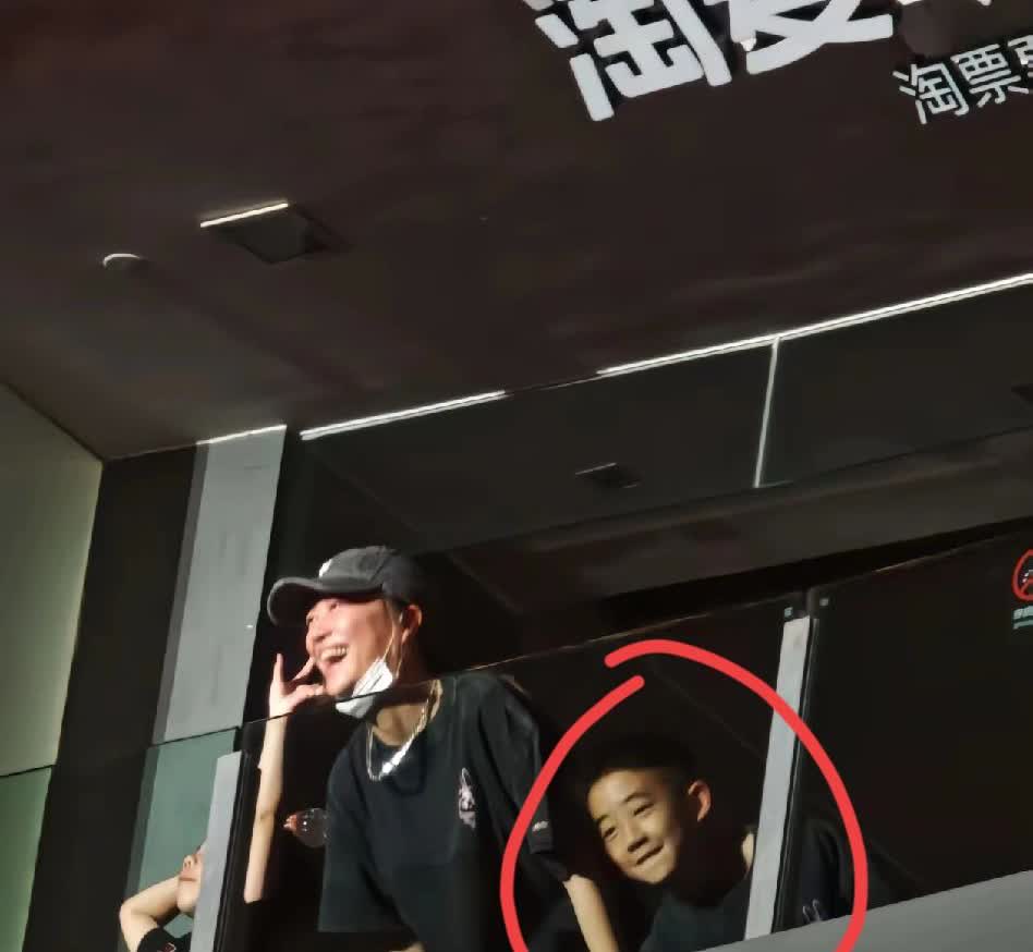 57岁的陈小春这次上海演唱会我发现了一个有意思的地方这次不但只应