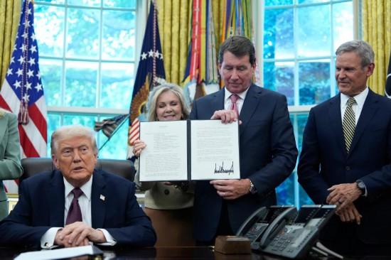 特朗普正式启动和平委员会，18国现场签字，中亚多国及蒙古国也在。这事可不算小