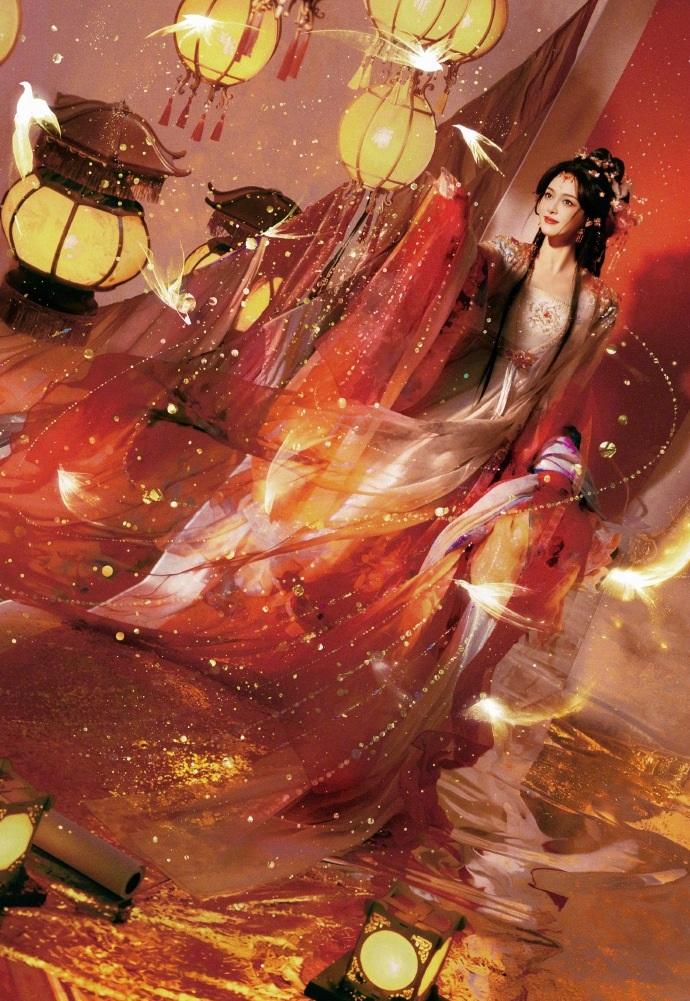今天唐嫣拍摄了一组超美的端午大片，她宛如仙子降临，美得不可方物。唐嫣穿了一身
