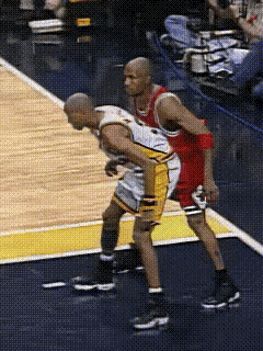 创作精选小窝手起刀落，正面绝杀巅峰乔丹，这是NBA最为经典的弑神名场面！——