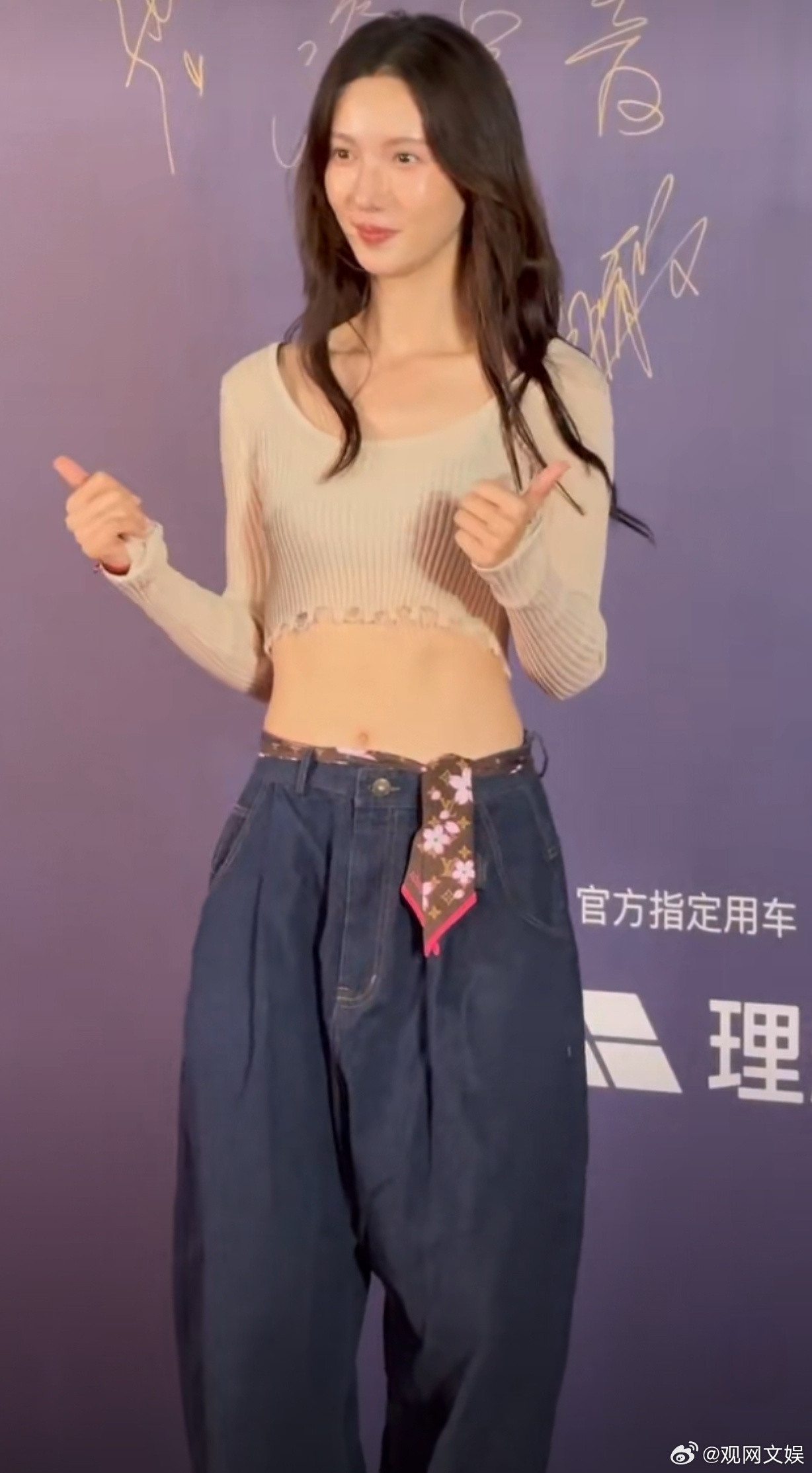 金晨回应没人通知金晨这是红毯吗【金晨回应被临时抓去走红毯9月7日，走了海浪电影