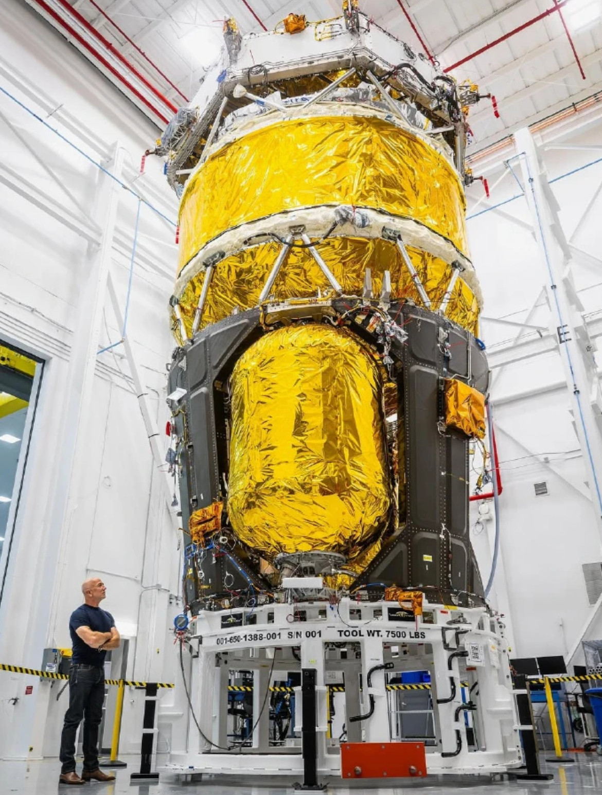 被马斯克攻击“copycat”后，贝索斯秀出了载人登月舱验证舱mk1真机，预计