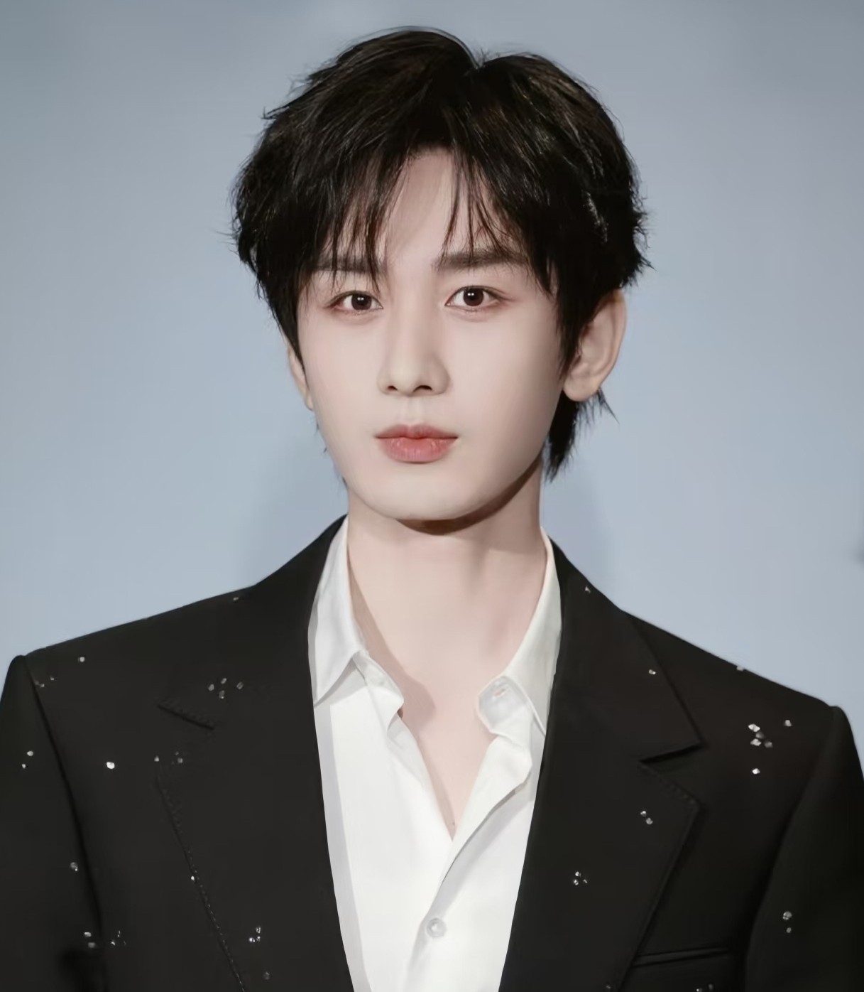 成毅晚上估计翻来覆去也睡不着了！他怎么也想不明白，都是同期的剧，