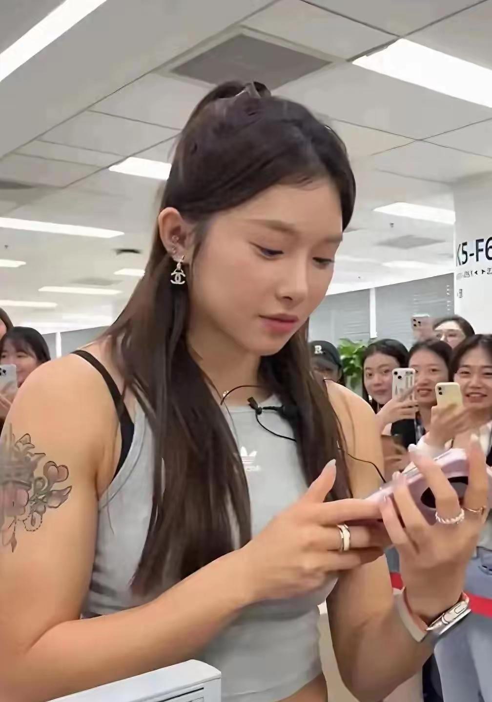 女生们，醒醒吧！吴艳妮这身材，才是真正的健康美！作为一名田径运动员，自然是速