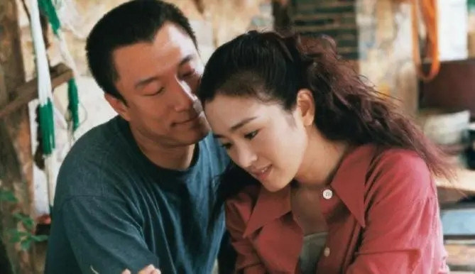 2002年，孙红雷回到家看到卸了妆的丁嘉丽，心生厌烦，于是提出分手，孙红雷语气冷
