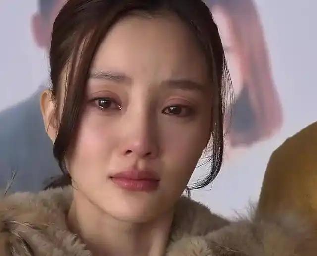 一觉醒来，李小璐都沉默了，不仅甜馨不让网友劝复合，而且贾乃亮还被爆出是黄圣依