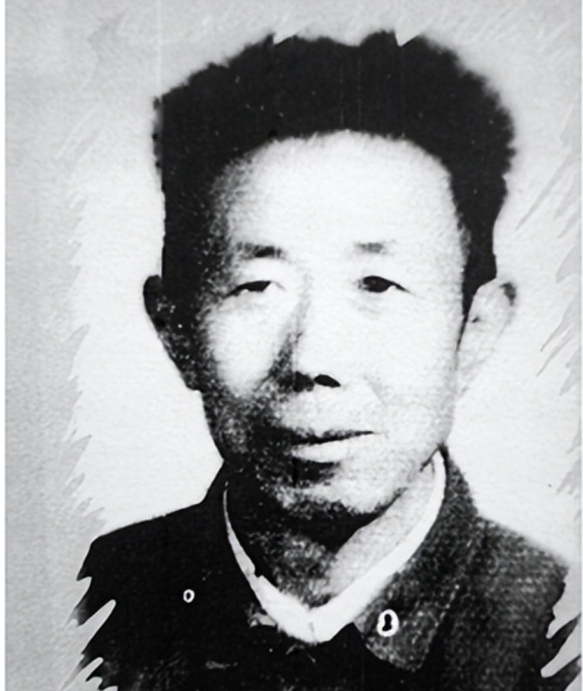 1949年张掖城下，一个50多岁的胖子蜷伏在马上，匆忙带着几个心腹，还有新娶的小