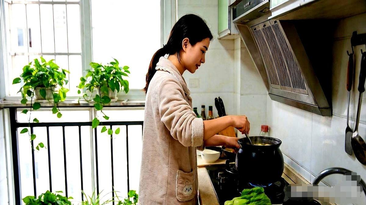 瞒了亲妈整整两年！女孩考上公务员，却天天对着电话放机器轰鸣声谁能想到，老家