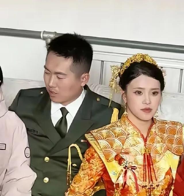 国旗护卫者张自轩结婚了，隆重的场面羡煞旁人。他当兵十二年左右，护旗升旗七千多次无