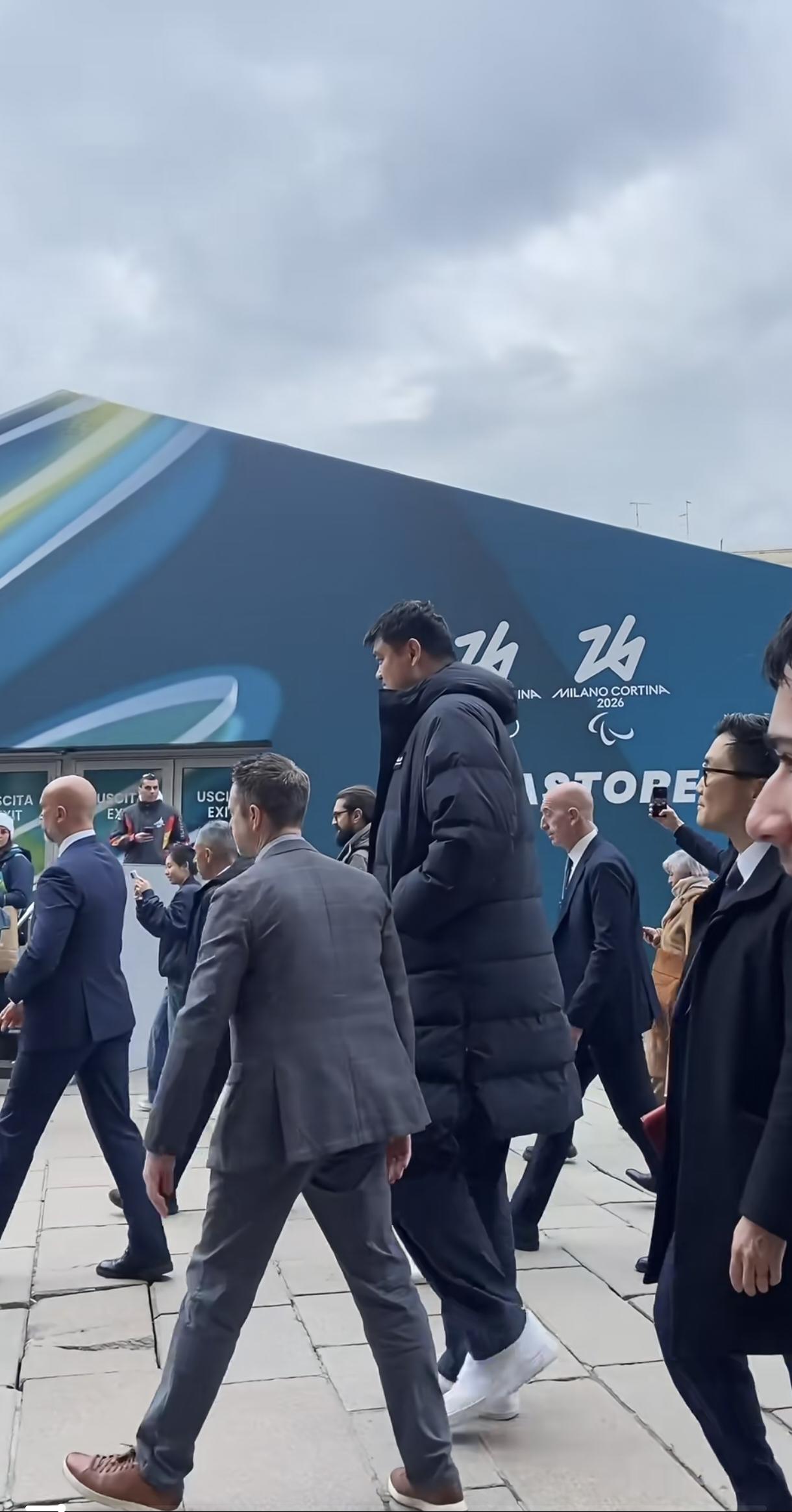 意大利米兰，就想知道姚明的羽绒服哪里买的[doge]太引人注目了，姚明去了欧洲，就是