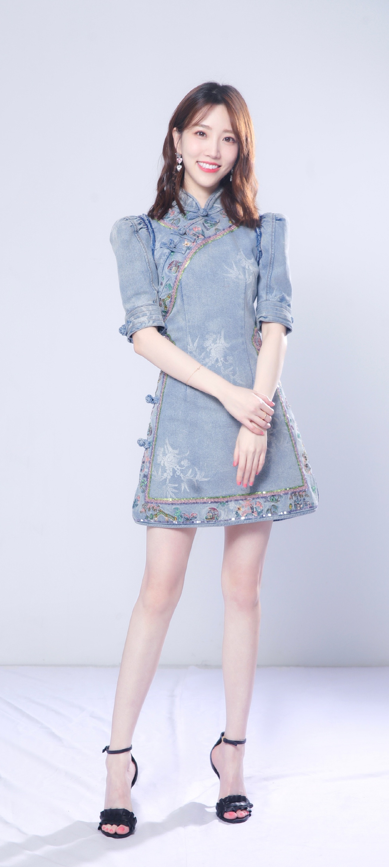 内娱腿精：张纯烨高跟美腿穿搭壁纸。张纯烨