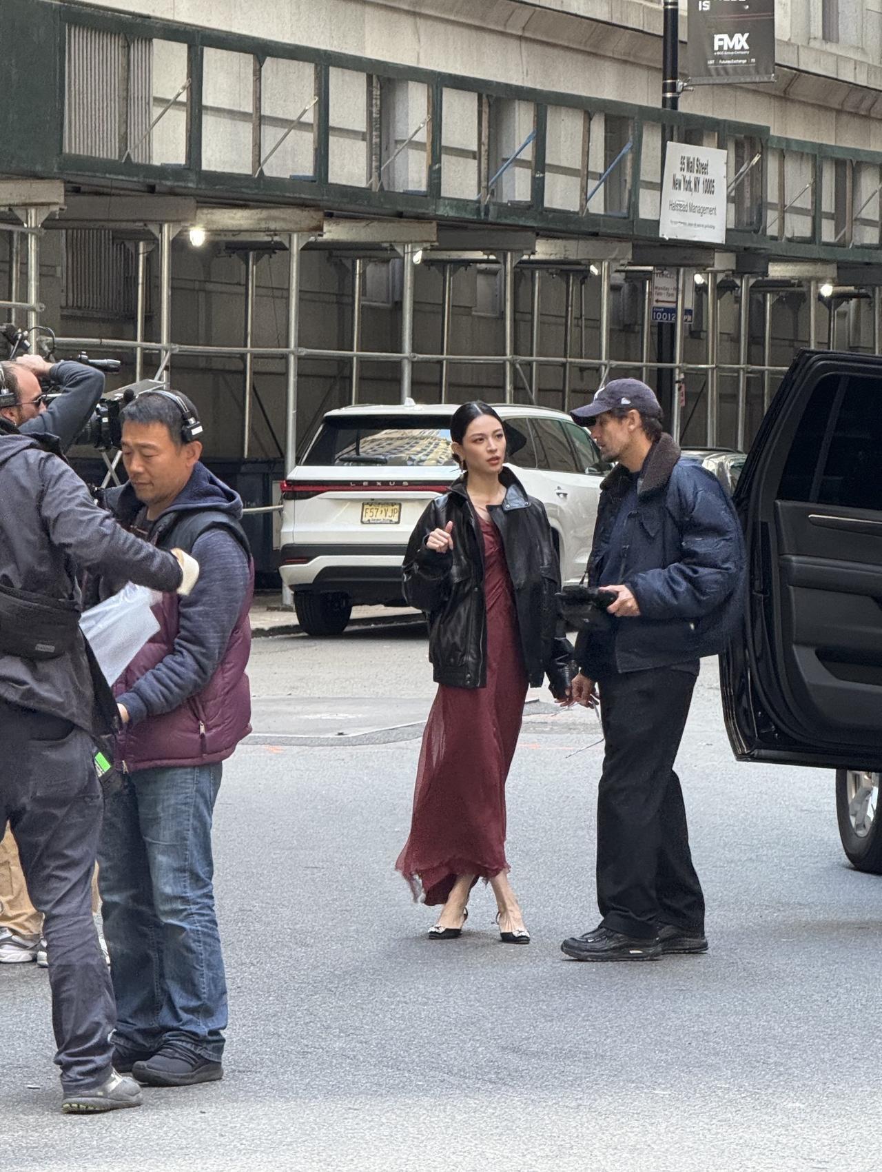 近日，有位网友在纽约偶遇钟楚曦，她现身街头拍广告的画面。根据网友透露是10月
