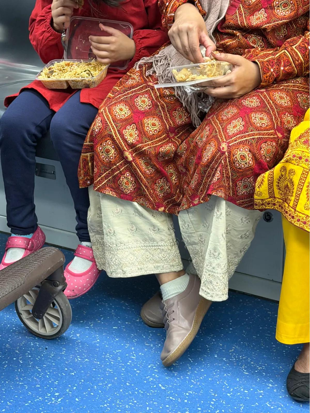 印度人在深圳地铁吃手抓饭引发大量深圳人和网友不满质疑深圳地铁双标,不敢管外国