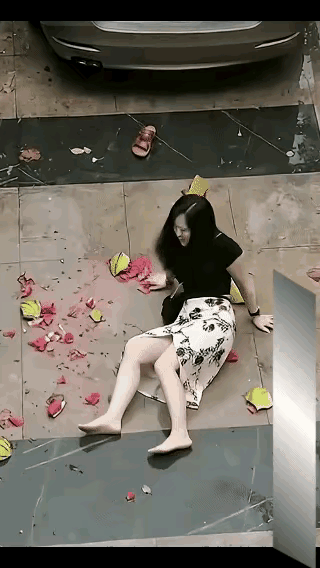 大姐肯定很郁闷吧，想吃瓜但又摔了瓜[捂脸哭]