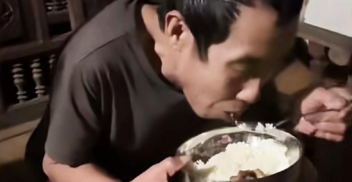 小叔家的房子亮起来了，包工头已经把电路都给安好了，剩下的就是贴门口的地砖，现在大