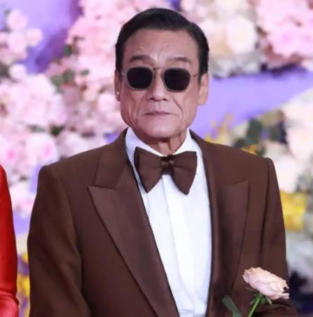 排面拉满！梁家辉居然被人民日报官方认证了。能接受他来内地拍戏，能接受他拿影帝，可