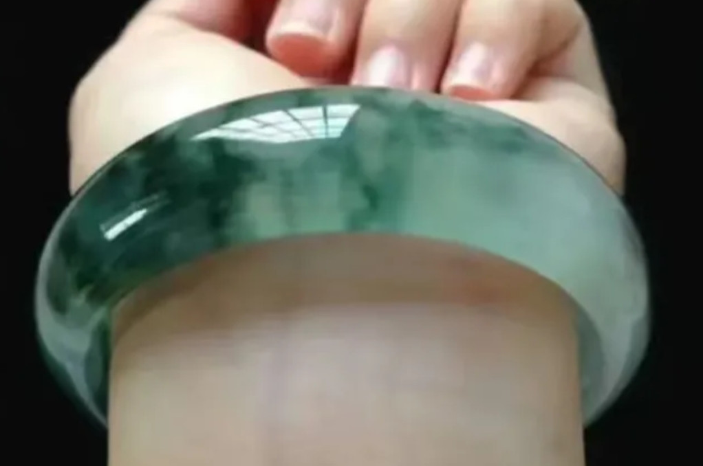 昨天简直太糟心了！儿子出差特地给我带了个玉镯子，我瞧着成色不错。昨天参加宴会，我