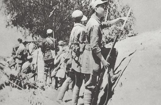 1943年初春，新四军2营正要打日军伏击，一大嫂忽跪求营长：求求你们，放过这些日