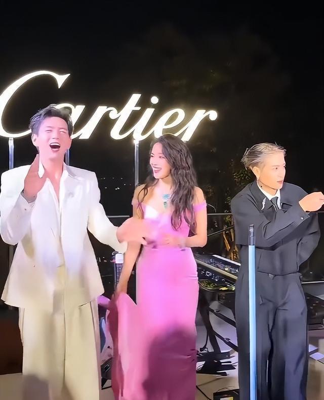 舒淇这次赢麻了！死亡芭比粉这种颜色，圈内大半年轻女星都不敢碰，毕竟一不小心就显黑