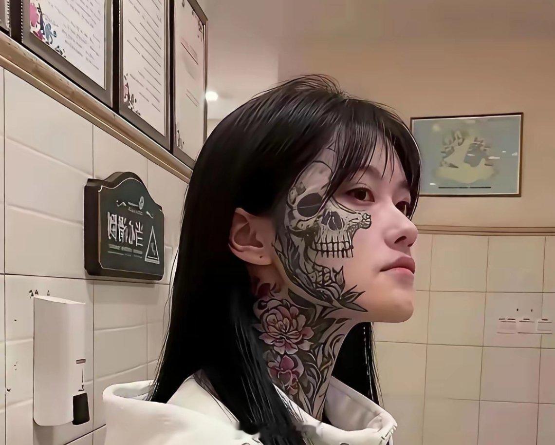 姑娘的五官是大美女级别的，再配上这个纹身，简直是太飒了！