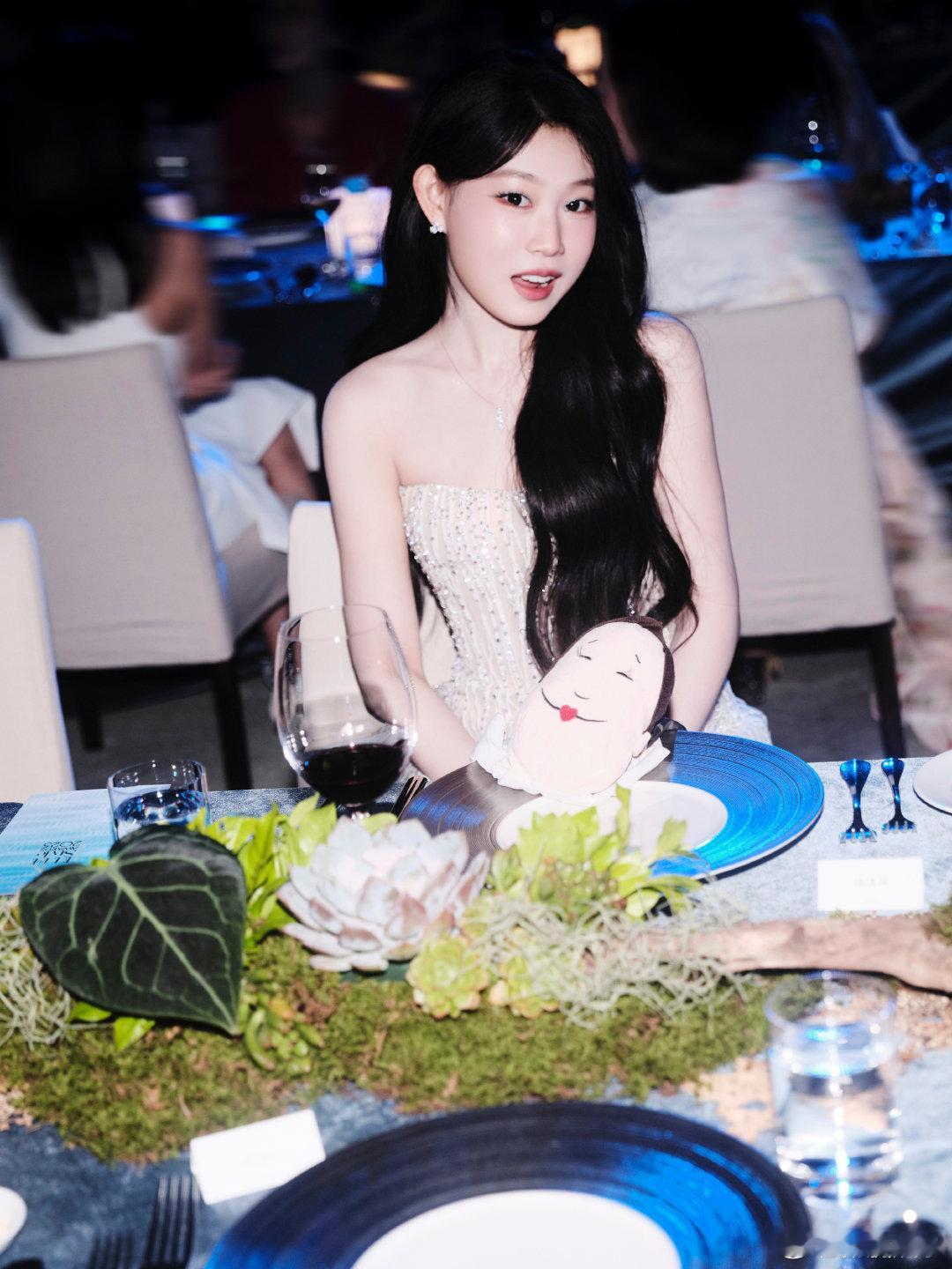 沈佳润今年跨年可忙坏了在这个特别的夜晚，沈佳润的表现无疑是亮点，她的甜妹风格与