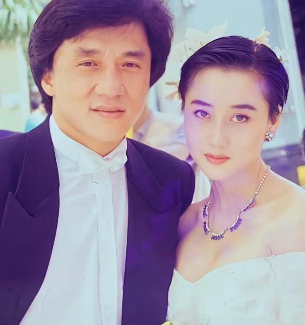 利智可是被誉为“五十年一遇的美人”，1986年拿了亚洲小姐冠军出道，那高挺鼻梁