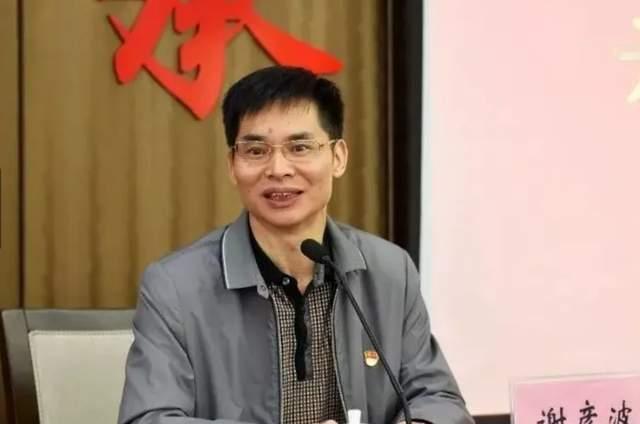 太戏剧了吧！1991年，中国籍留美博士谢彦波原本前途无量，却因深夜双手插兜，去导