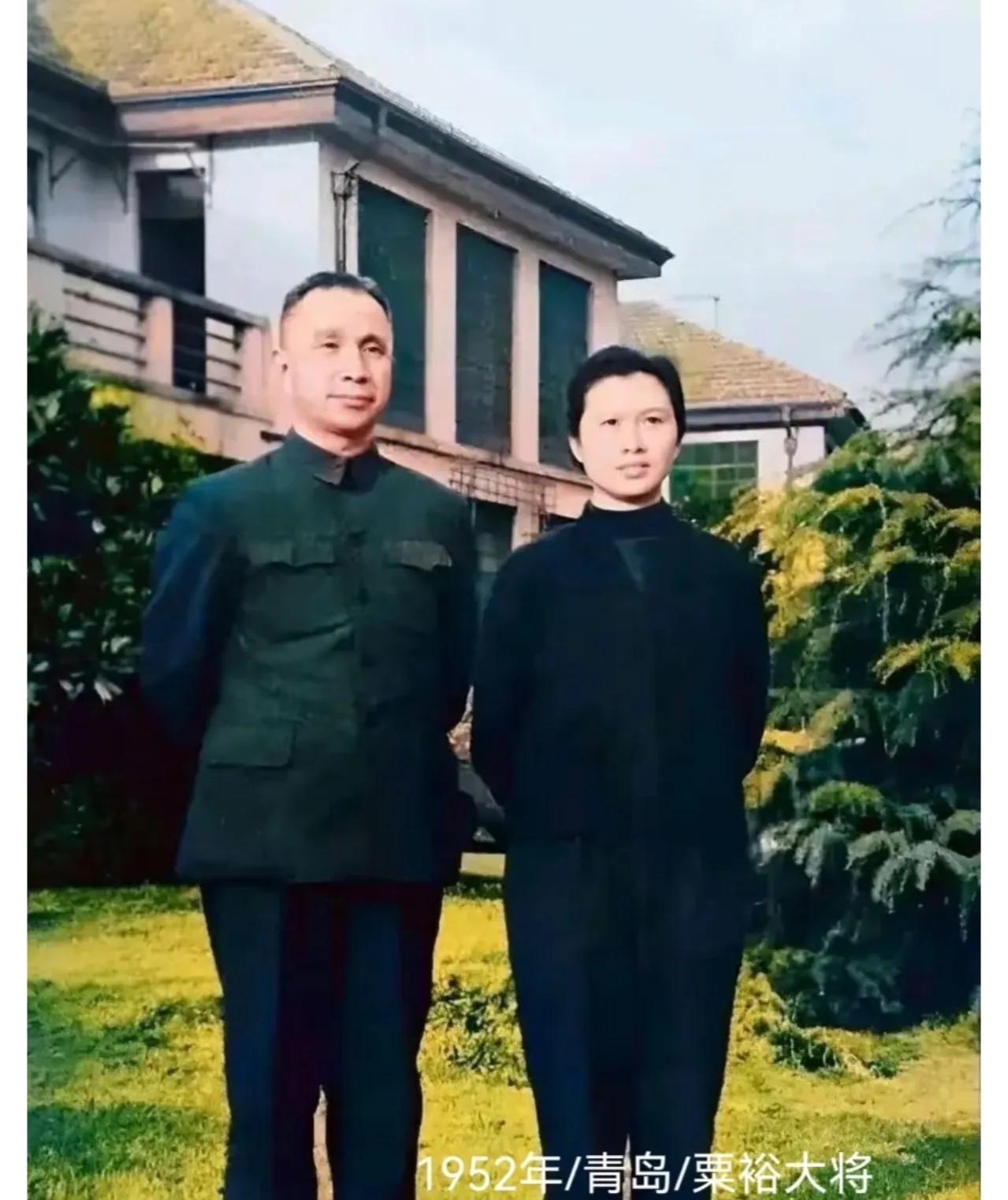 这张1952年青岛的照片，定格了粟裕大将与夫人楚青的身影。彼时，阳光洒落，映着他