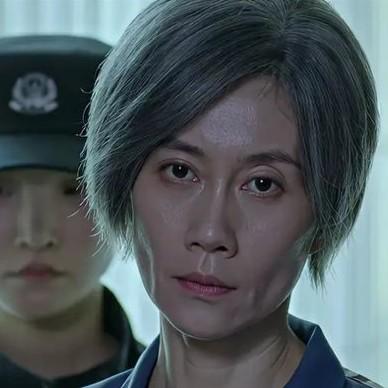 央视热播剧《迷墙》中，李槿出狱后看了女儿陈梓诺，她想和女儿一起住，被女儿拒绝了。