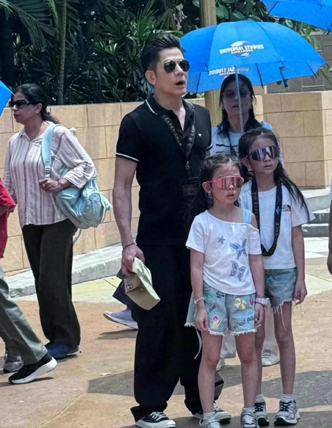 郭富城一家五口到海洋馆游玩，方媛抱着三宝拍摄全家福，小女儿很漂亮​