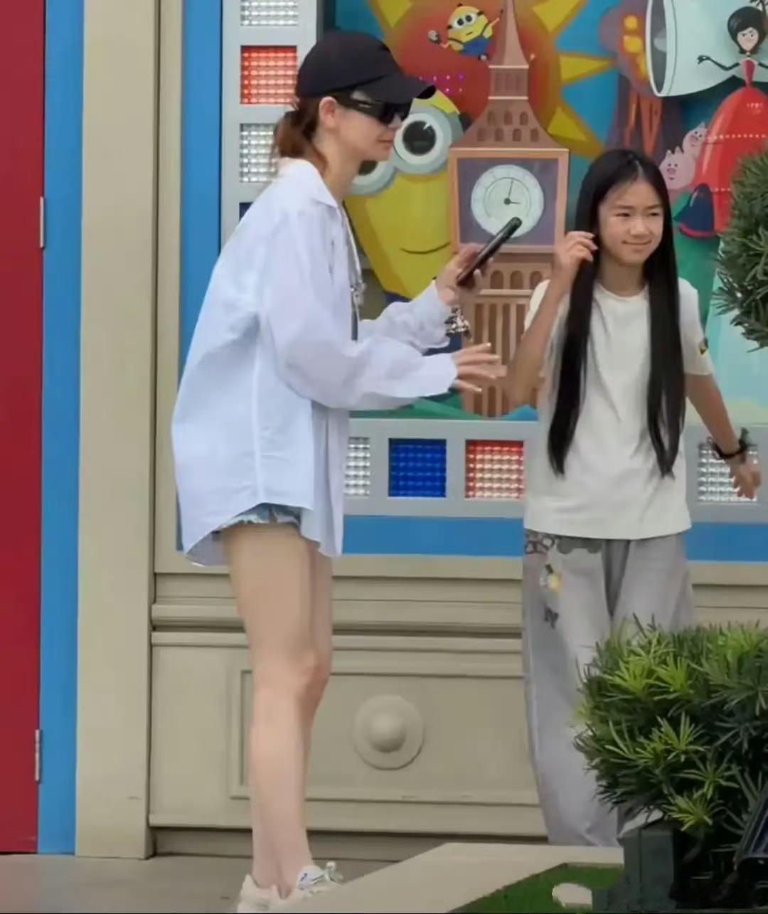 有网友说戚薇的女儿，10岁的Lucky已经进入发育“尴尬期”，现在的颜值没有吹嘘