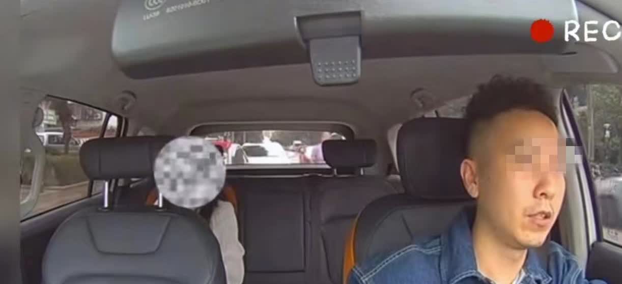 “迟到了你负责！”一女子打网约车赶动车，时间有点紧，就提醒司机开快点。司机在绿灯