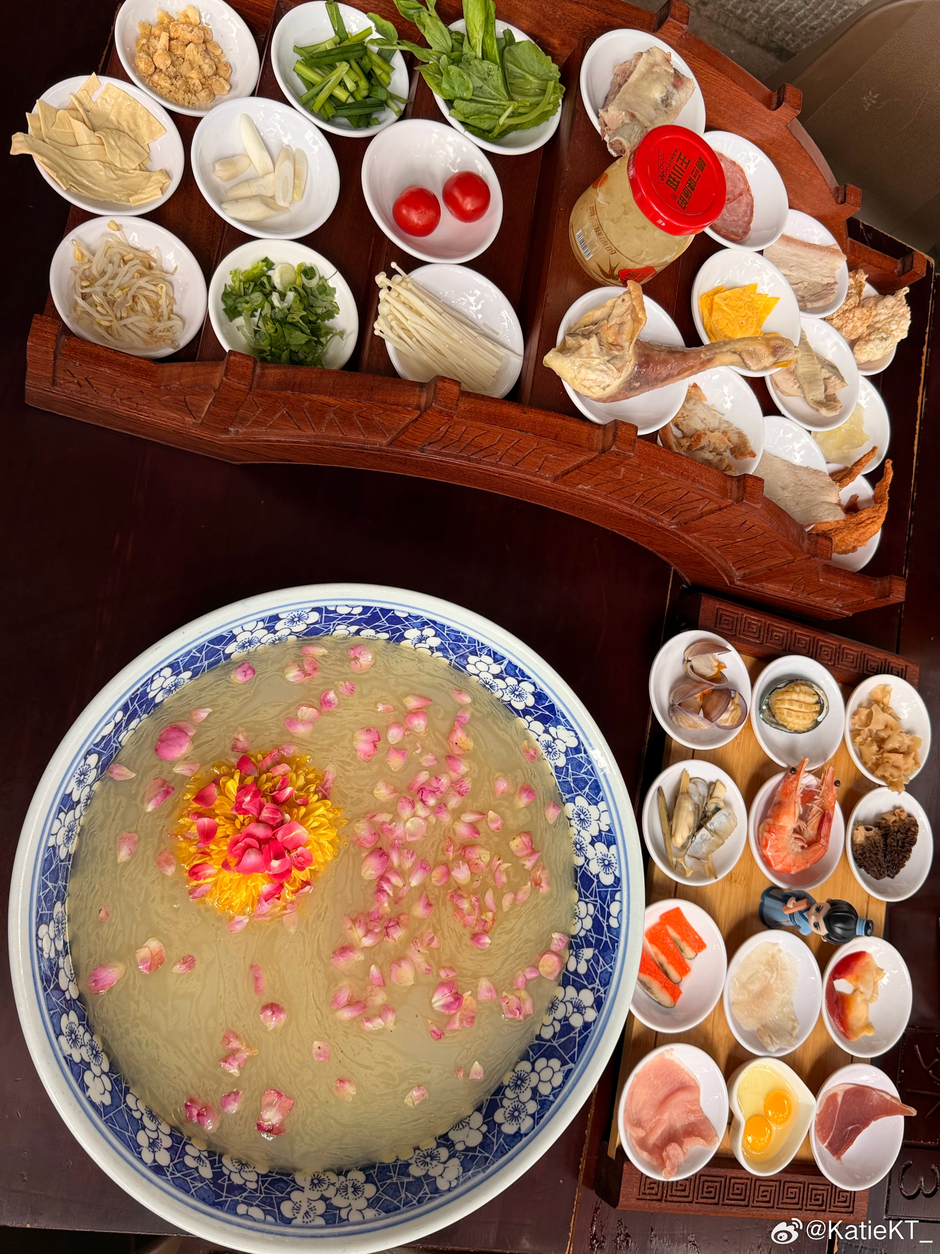 来蒙自吃最正宗的过桥米线🍜，确实可以。​​​