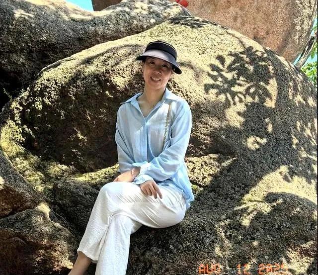 李晓霞奥运冠军大满贯选手，利用暑期带着俩个宝贝女儿，外出游玩登山开阔视野，母子仨