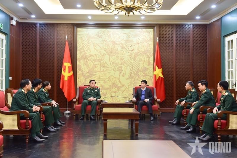 薪火相传！在越南建军81周年之际，阮仲义看望慰问了梁强和郑文决。他们这三个人有个